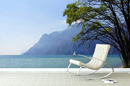 Glücksvilla - Fototapete, selbstklebend (600 x 300 cm (BxH) - div. Maße - Vlies-Tapete XXL Wand-Deko - Gardasee Idylle - See Italien Berge Ufer Baum Natur Tirol Fotografie x