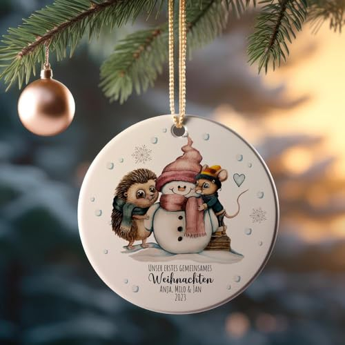 Weihnachtskugel Weihnachtsschmuck Keramik Baumanhänger personalisiert Unser erstes gemeinsames Weihnachten Wunschname Schneemann Igel Maus Tiere Baumkugel wkp24 ilka parey wandtattoo-welt
