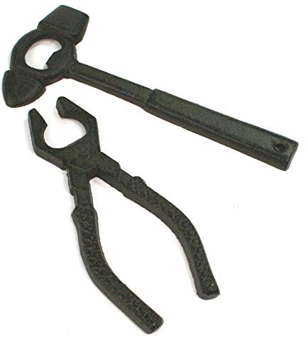 Ouvre-bouteille de bière en fonte noire - Cadeau robuste pour homme - Plusieurs designs - Tracteur, pinces, marteau, fourchette à bêche, jardin, pingouin 15 cm x 8 cm Lot de 2 outils (pinces/marteau)