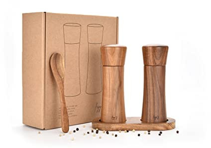 figg Salz und Pfeffermühle Holz Klein (15,5 cm) - Set - Gewürzmühle mit Keramikmahlwerk inkl. Holzlöffel und Holz-Untersetzer - Geeignet als Pfeffer und Salzmühle