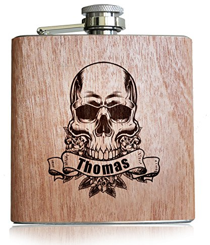Petaca de madera con diseño de calavera y nombre personalizado.