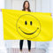 Gelbe Smiley-Flagge - lustige Flagge - doppelseitiger Druck - 90G Polyester - Doppelnaht - 2 Messingösen, groß 1,5 m x 0,9 m
