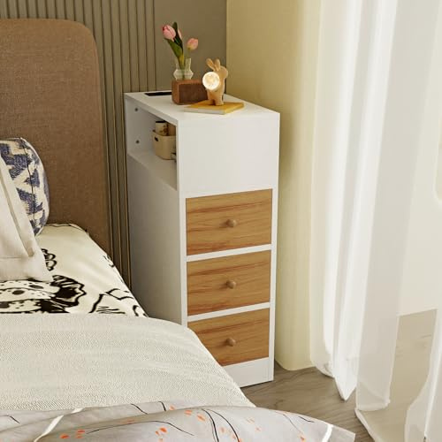 PIPIPOXER Table de Chevet Étroite avec Multiprise, Table de Nuit avec 1 Compartiments Ouverts et 3 Tiroir, Chevet de Lit,Table d’Appoint, pour Chambre, Salon,Blanc + Naturel