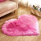 YAOTT Shaggy Tapis en Imitation Peau De Mouton Laine a Forme de Coeur, Tapis en Fausse Fourrure Décoration de Coussin Siège, Carpette Moelleuse per Chambre à Coucher Salon Rose Rouge 30X40CM