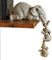 YWHWXB Elefanten-Regalfiguren, 3er-Set mit Mutter-Elefant und 2 hängenden Baby-Elefanten, die vom Regalbrett herunterhängen, handbemalte Kunstharz-Sammelfiguren für Heimdekoration, Geschenk