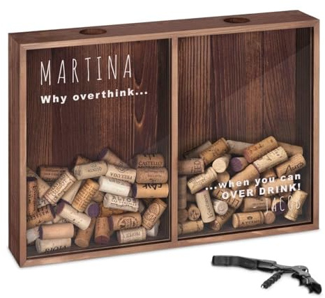 Maverton Kronkorkensammler Korkensammler mit Gravur + Flaschenöffner | Deckelsammler zum Aufhängen personalisiert Geschenk Geburtstag Frauen und Männer 32x46x8cm, aus Holz, overthink over drink