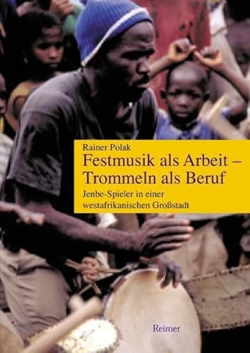 Festmusik als Arbeit, Trommeln als Beruf: Jenbe-Spieler in einer westafrikanischen Großstadt