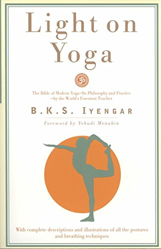 Light on Yoga. Licht auf Yoga, englische Ausgabe. Licht auf Yoga, englische Ausgabe: Yoga Dipika. With compl. descriptions and ill. of all the ... techniques. Foreword by Yehudi Menuhin