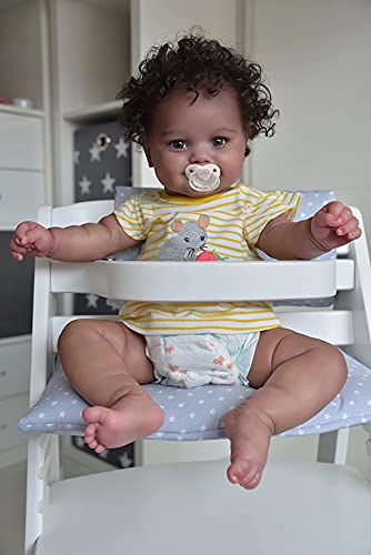MineeQu 20 Zoll Babygröße Afroamerikaner Hand Verwurzeltes Lockiges Haar Neugeborenes Lächelnde Puppe Schwarze Haut Weicher gewichteter Körper Geschenkset Reborn Kuschelige Babys