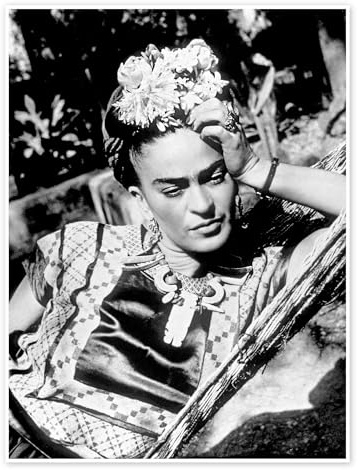 Frida Kahlo in Hängematte, 1948 Poster 13 x 18 cm | Mexikanische Kulturikone der 1940er | Ausdrucksstarkes Schwarz-Weiß-Porträt mit floralem Kopfschmuck