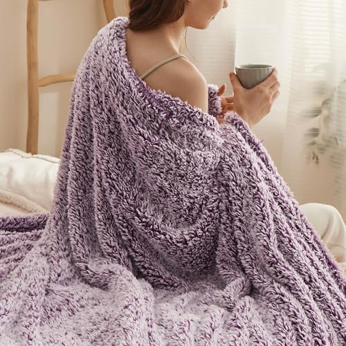 BEDSURE Decke Sofa Kuscheldecke Flauschig Lila - Warm Sherpa Sofaüberwurf Winter Decke, Dicke Couchdecke, 150x200 cm XL Flauschige Wohndecke für Couch