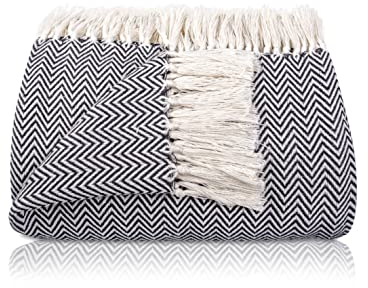 Gräfenstayn Premium Tagesdecke mit Fransen - 100% Baumwolle - 150 x 200 cm - Fischgrätenmuster Sommerdecke - Baumwolldecke als Bett-Überwurf, Couch-Überwurf, Sofa-Decke (Anthrazit)
