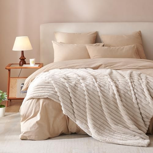 Covebett Plüsch Kuscheldecke Flauschig Decke 150x200cm Fleecedecke Beige Einfarbig Gestreift Weich Dicke Warme Cashmere Touch Kaninchen Kunstfell Tagesdecke Sofadecke Wohndecke für Couch Bett Sofa