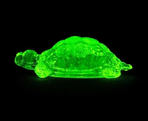 Verre uranium unique fait à la main - Tortue, taille 75 x 45 x 30 mm, verre tchèque bohémien, 1 pièce