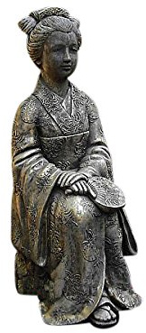 Geisha sitzend, Figur aus Steinguss, Frostfest