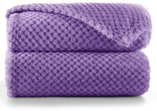 RESTILO Kuscheldecke 170x210 cm violett Decke Microfaser Wohndecke Henry | Tagesdecke Fleece weich sanft kuschelig skandinavischer Stil lila