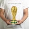 LNGODEHO Réplique du trophée de la Coupe du monde 2022 dans une vitrine, sculpture en résine, posséder le plus grand prix du football du monde (26,9 cm)