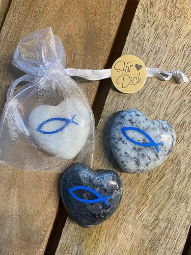 Kleines Geschenk: Herzstein Glücksstein Fisch Konfirmation Kommunion Taufe, 4 cm in Organzabeutel, 1 Herz a.d. Sortiment (Fisch Blau)