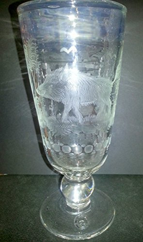 Antique verre à vin rouges en verre transparent avec un sanglier et d'ornement , une scène de chasse, une coupe antique au pied en cristal clair e soufflée a la bouche, origine Bohemian, coupé à la main, hauteur environ 21 cm, Oberstdorfer Glashütte