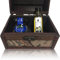 Baúl de madera con decoración de mapas con tarrito de mermelada de arándanos y botella miniatura de Aceite de OlivaLa Chinata (Pack 24 ud)