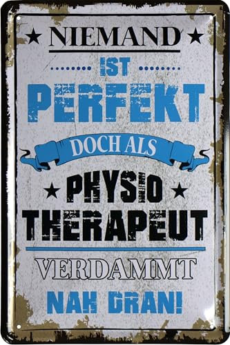 WOGEKA ART Retro Blechschild Niemand ist perfekt, doch als Physio-Therapeut witziger Spruch als Geschenk-Idee zum Geburtstag Weihnachten zur Dekoration 20x30 cm Vintage-Design aus Metall 2152