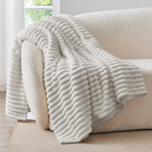 BEDELITE Kuscheldecke Flauschig Decke 150x200 - weiche XL Flanell Decken Hellgrau für Couch, Deko Streifen Cord Fleecedecke als Couch Überwurf für Wohnzimmer, Twin Blanket Wide Use