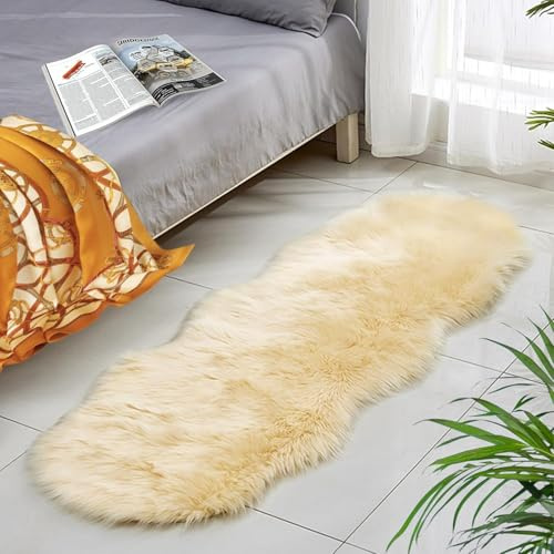 Faux Lammfell Schaffell Teppich 60x180 cm, Lammfellimitat Teppich Flauschiger Weicher Fell Teppiches, Longhair Fell Lammfellimitat Carpet für Stühle Sofa Schlafzimmer Kinderzimmer(Beige, Unregelmäßig)