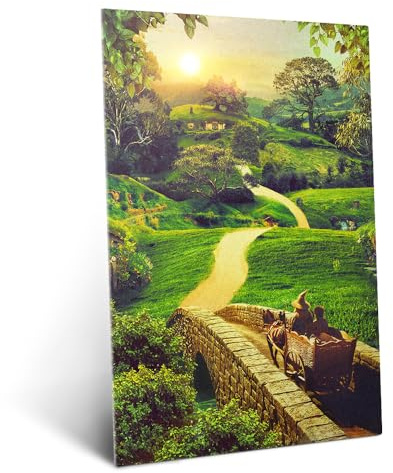 Displate Metallposter Der Herr der Ringe - Middle-Earth - A Journey Through Hobbiton Plakat - Wandbilder Deko Bilder für Wohnzimmer Schlafzimmer - Geschenk - Wanddeko Poster 32 cm x 45 cm