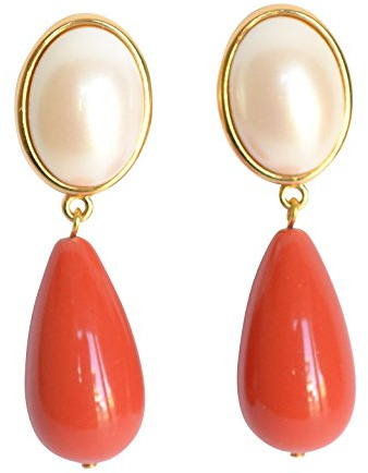 Leichte sehr große Ohr-Clips vergoldet Stein perlmutt-weiß Anhänger korall-rot tropfen-förmig Designer JUSTWIN klassisch elegant festlich stilvoll