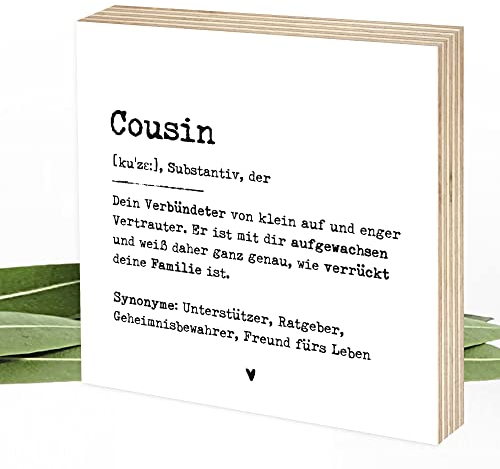 Wunderpixel® Holzbild Definition Cousin - 15x15x2cm zum Hinstellen/Aufhängen, echter Fotodruck mit Spruch auf Holz - schwarz-weißes Wand-Bild Aufsteller Zuhause Büro zur Dekoration Geschenk-Idee