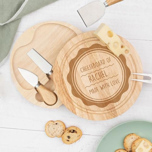 Wanapix | Personalisiertes Käsebrett mit Name | Käsemesser Set Inklusive (4 Käseutensilien) | Holz mit Gravuren | 22ø x 3,5 cm | Made with Love