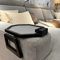 STYR Sofatablett mit Antirutschmatte und Handyhalterung Couchbar Snackbox Beistelltisch Sofa Tablett Armlehne Ablage Wohnzimmertisch klein platzsparend klappbar rutschfest in 3 Farben (Schwarz)