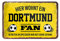 Blechschild Hier wohnt ein Dortmund Fan - Metallschild mit Kordel und Saugnapf - für Fans Ultras Anhänger - Wandbild Schild Artikel Zubehör - Hängeschild Haustür Eingang - Geschenkidee - 18x12cm