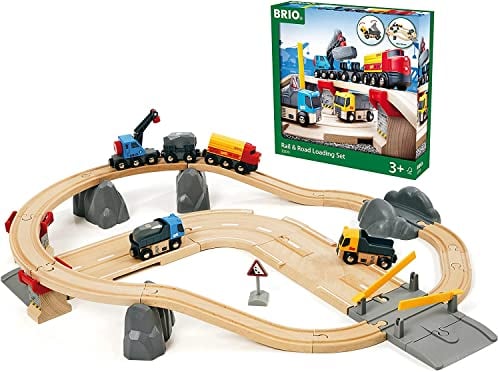 BRIO World 33210 Straßen & Schienen Steinverlade Set - Inklusive Frachtlok mit Kranwagen, Zwei LKWs und Straßenplatten - Geeignet für Kinder ab 3 Jahren