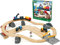 BRIO World 33210 Straßen & Schienen Steinverlade Set - Inklusive Frachtlok mit Kranwagen, Zwei LKWs und Straßenplatten - Geeignet für Kinder ab 3 Jahren