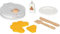 goki 51532 Gofrera de madera con accesorios – Juego de 9 piezas para cocina infantil y tienda de compra con gofres, jarabe y vajilla para cocina de muñecas