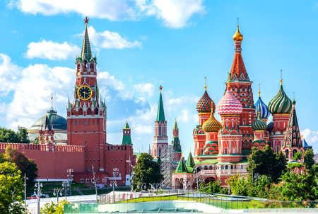 adrium Poster-Bild 60 x 40 cm: Basilius-Kathedrale (Basilius-Kathedrale) und Spasskaja-Turm auf dem Roten Platz, Moskau, Russland (154100098)