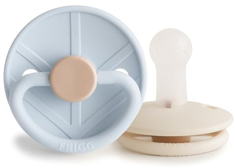 FRIGG Little Viking Ciuccio in Silicone | Pacco con 2 Ciucci | Prodotto in Danimarca | Senza BPA | Tettarella simmetrica a ciliegia | (Powder Blue/Cream, Taglia 2 (6-18 Mesi))