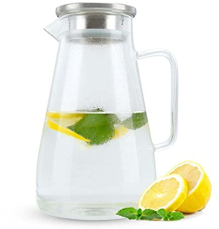 Intirilife Glaskaraffe 1,5L- Hitzebeständiger Wasserkrug aus Borosilikatglas mit Edelstahl-Filterdeckel -spülmaschinenfest- Karaffe für Wasser, Tee, Kaffee, Saft, Infused Water, tropffrei & langlebig