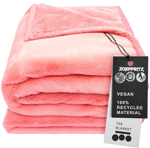 Zoeppritz The Blanket – Extra weiche Decke aus recyceltem Polyester, vegan, beidseitige Felloptik, Allergiker geeignet, Meander Design (Coral, 150x200cm)