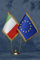 Savent, Set Bandiere da Tavolo Italia & U.E. Unione Europea Deluxe - Stand Non Incluso
