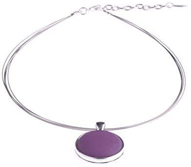 Halsreif Polly, 25mm original Polaris Cabochon in einer Fassung aus versilbertem Messing an einem Bündel aus 5 nylonummantelten Stahlfäden, handgefertigt von Adi-Modeschmuck in Berlin (aubergine)