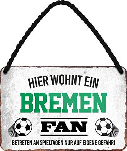 WOGEKA ART Retro Blechschild - Hier wohnt ein Bremen Fan Fußball - witziger Spruch Geschenk-Idee Geburtstag Weihnachten Dekoration 18x12 cm Vintage-Design Hänge-Schild Metall HS06