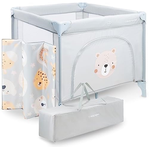 Moby-System Laufstall Baby mit Matratze & Feststellrädern - Faltbares Laufgitter 97 x 100 x 77 cm - Stabiler Rahmen, Anti-Rutsch-Pads, Teddy Bear Design (3 Teile)