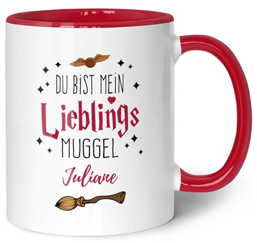 GRAVURZEILE Bedruckte Tasse mit Spruch - Du bist mein Lieblingsmuggel - Personalisiert mit Namen - Tasse mit Spruch als Geschenk für Fantasy Fans - Zauberhafte Geschenke - Farbe: Rot mit Name