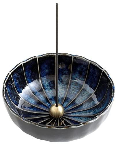 Asayu Japan Räucherstäbchenhalter - Blauer Lotus - Für Stäbchen 10cm, Made in Japan, Traditioneller Keramik Aschefänger, Inklusive Abnehmbarer Messingständer - Für Yoga, Meditation und Entspannung