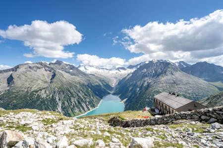 Poster-Bild 80 x 50 cm: Blick auf das Olpererhutte -Hostel oben auf dem Gletscherreservoir im Sommer (163506885)