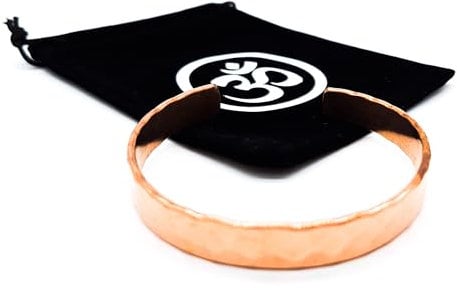 AB India Crafts Handgefertiger Armreif aus purem Kupfer (99%) Design Hammerschlag Größe flexibel mit Om Schmuckbeutel | Energie Heilung Spiritualität