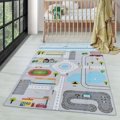 Carpettex Kinderteppich rutschfest | Lehrreiche Straße Design 120 x 170 cm | Kein Abwurf | Kurzflor und Waschbarer Spielteppich für Kinderzimmer für Mädchen und Jungen | Fußball, Auto
