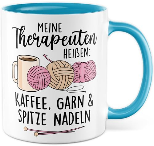 Häkeln Tasse mit Spruch - Geschenk Meine Therapeuten sind Kaffee, Garn und Nadeln Kaffeetasse 330ml aus Keramik - Stricken Strickzubehör Kollegin Freundin Geschenkidee Kaffee-Becher